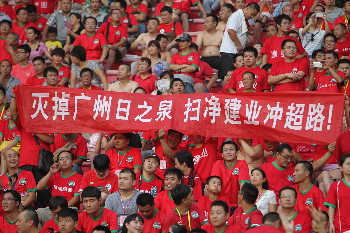比赛中场面激动人心，各方球队尽展拼搏精神的简单介绍