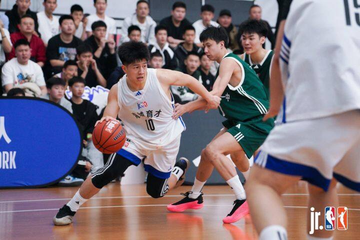 CBA球队新帅上任，带领球队冲击冠军荣耀的简单介绍