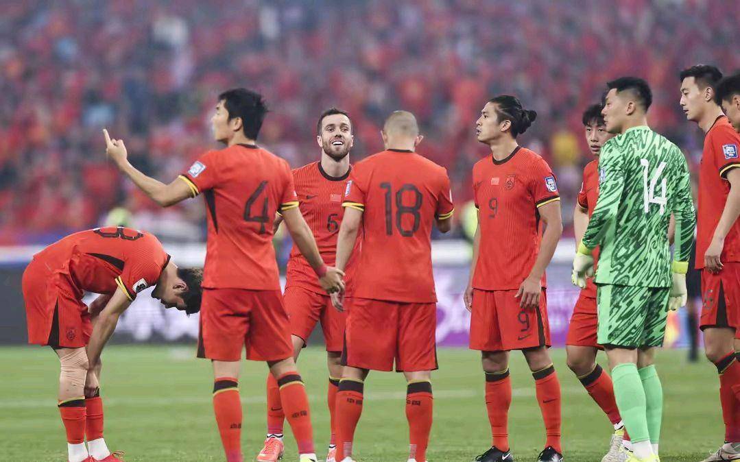包含亚洲足坛瞩目焦点，国内球队备战意气风发的词条
