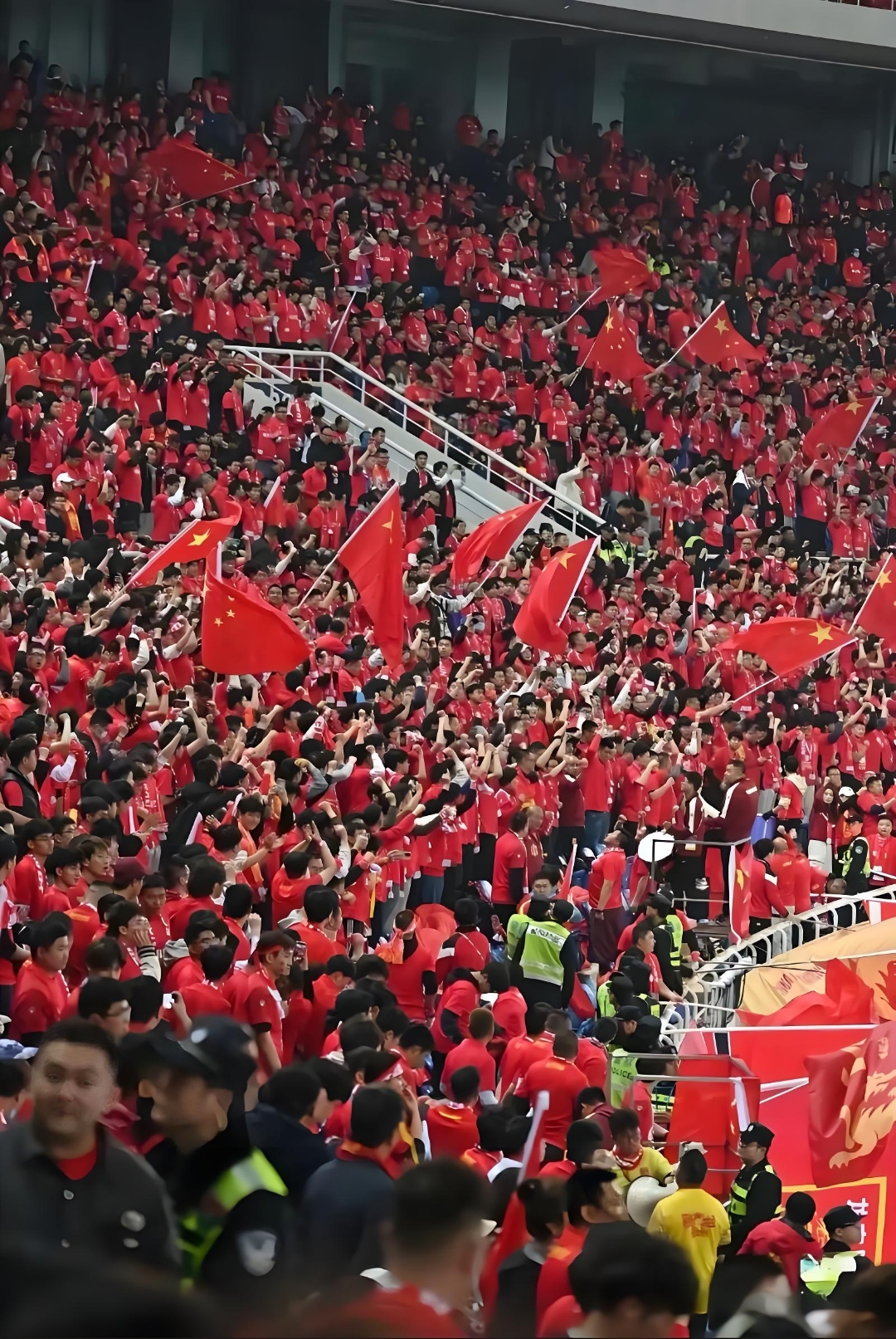 足球赛场创造辉煌，中国队赢得喝彩